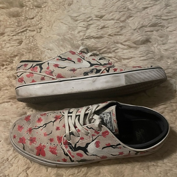 One of a kind Nike athletic shoes mens size 9 - Picture 6 of 7